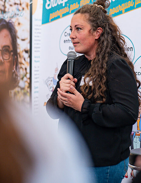 une creatrice d'entreprise prend la parole à Angers